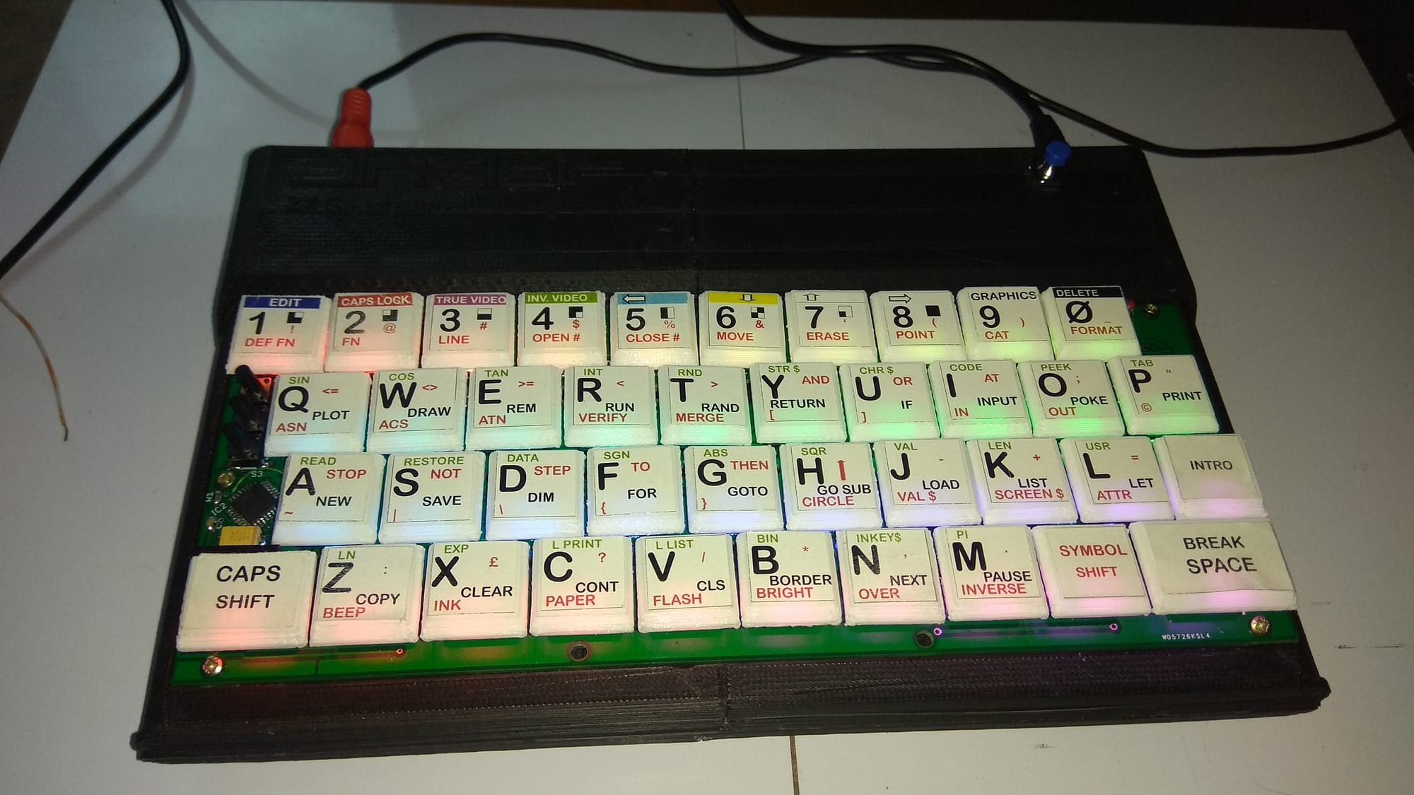 Una vez impresas (o compradas) otras teclas, compruebo que el teclado se ilumina y funciona.