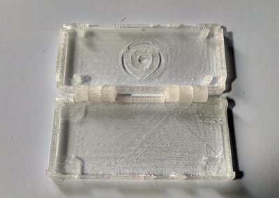 Detalle de caja impresa en 3D con PLA transparente.