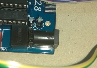 Entre el conector de alimentación y el regulador uso la tira de 3 pines hembra para alimentar los LEDs. En cualquier otro harlequin o Spectrum elegiremos cualquier punto próximo al regulador del que podamos sacar 5v, como por ejemplo el condensador C34.