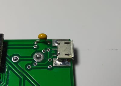 Detalle condensador y conector micro USB
