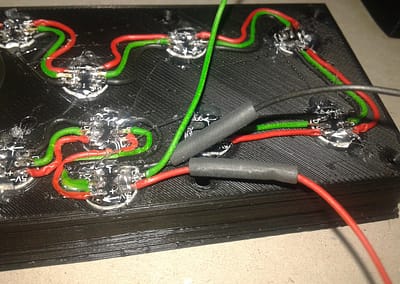 Colocamos termo retráctil en los cables de alimentación de los LEDs antes de soldar.