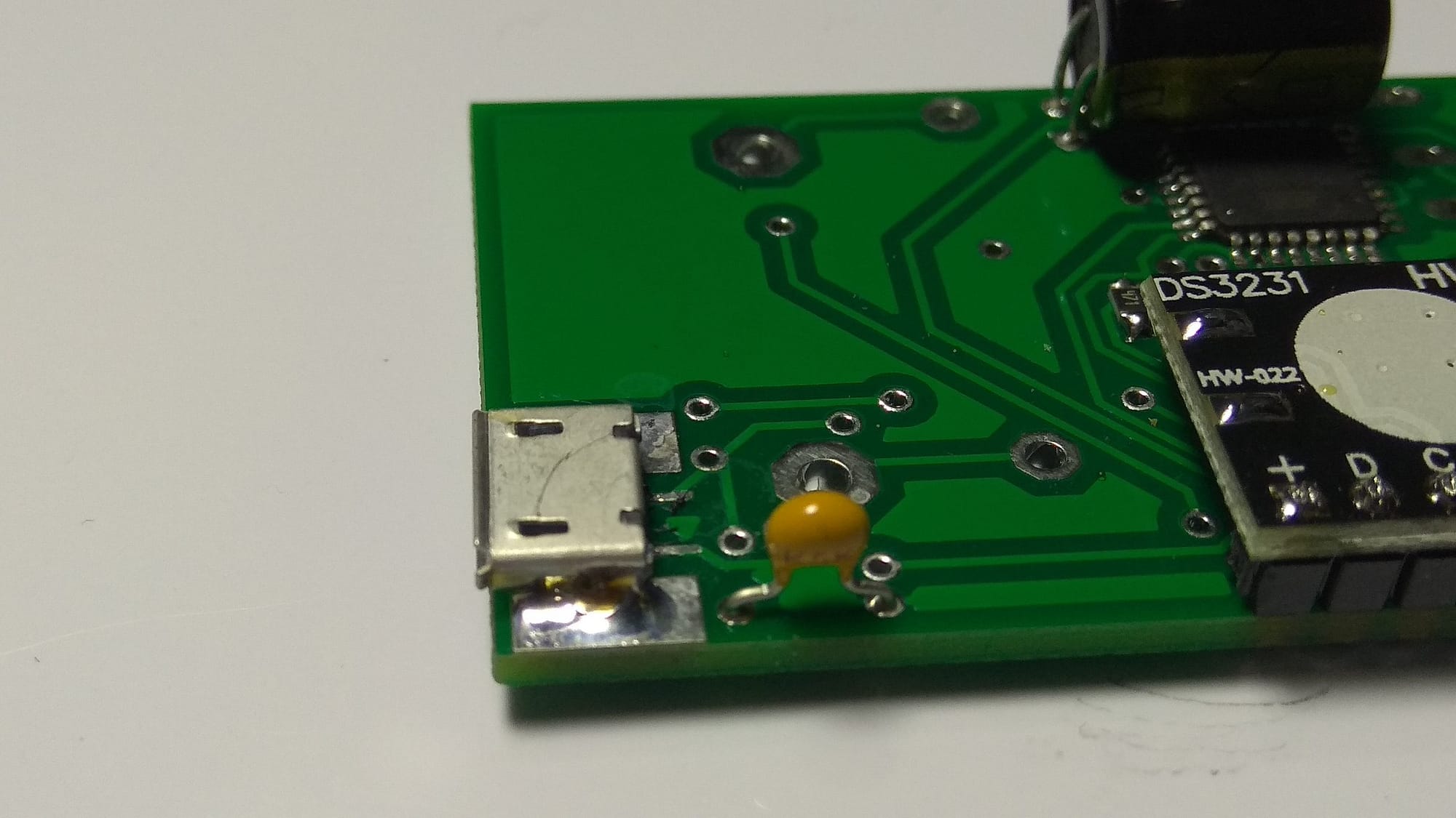 Detalle condensador C1 y conector micro USB..