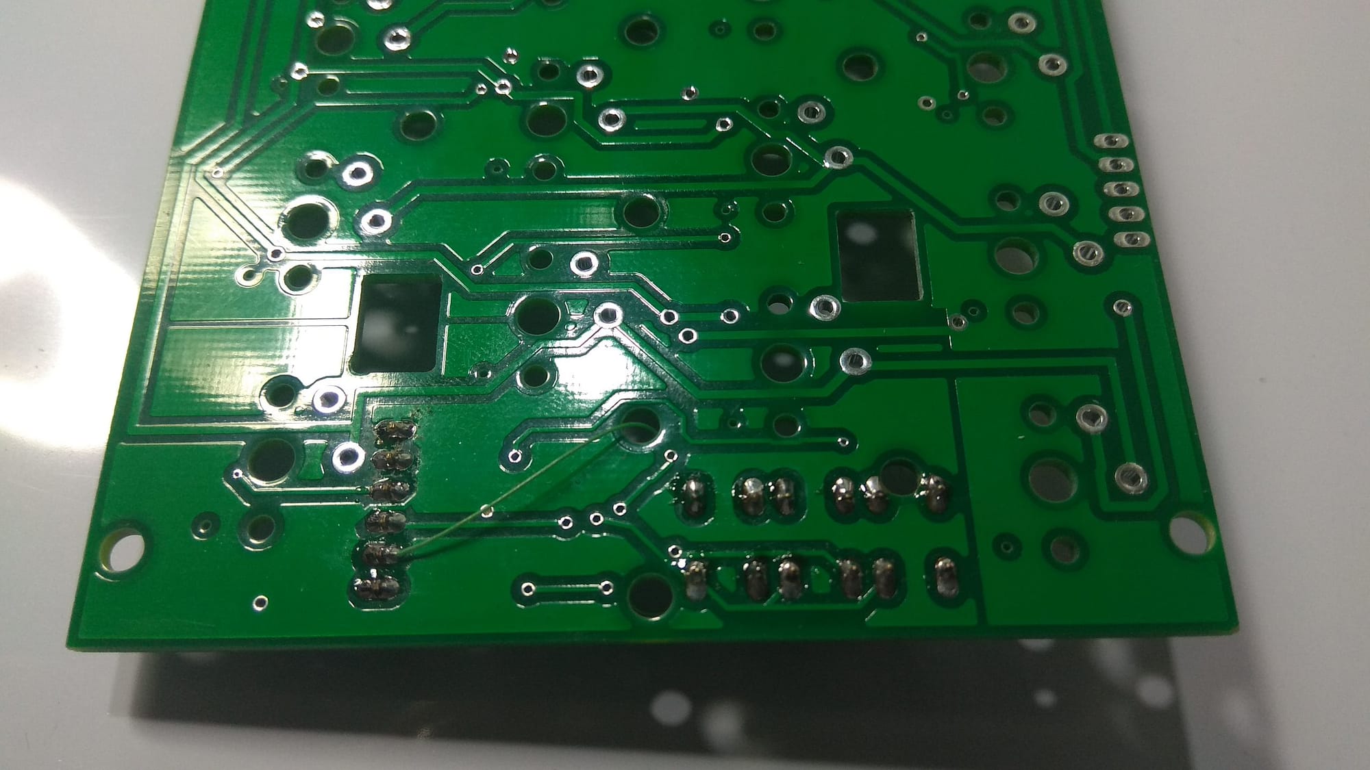 Detalles de la zona del conector de programación micro donde se el cable desde el pin nº2 (RXI) del micro. En los fotolitos y gerbers se ha corregido este error.