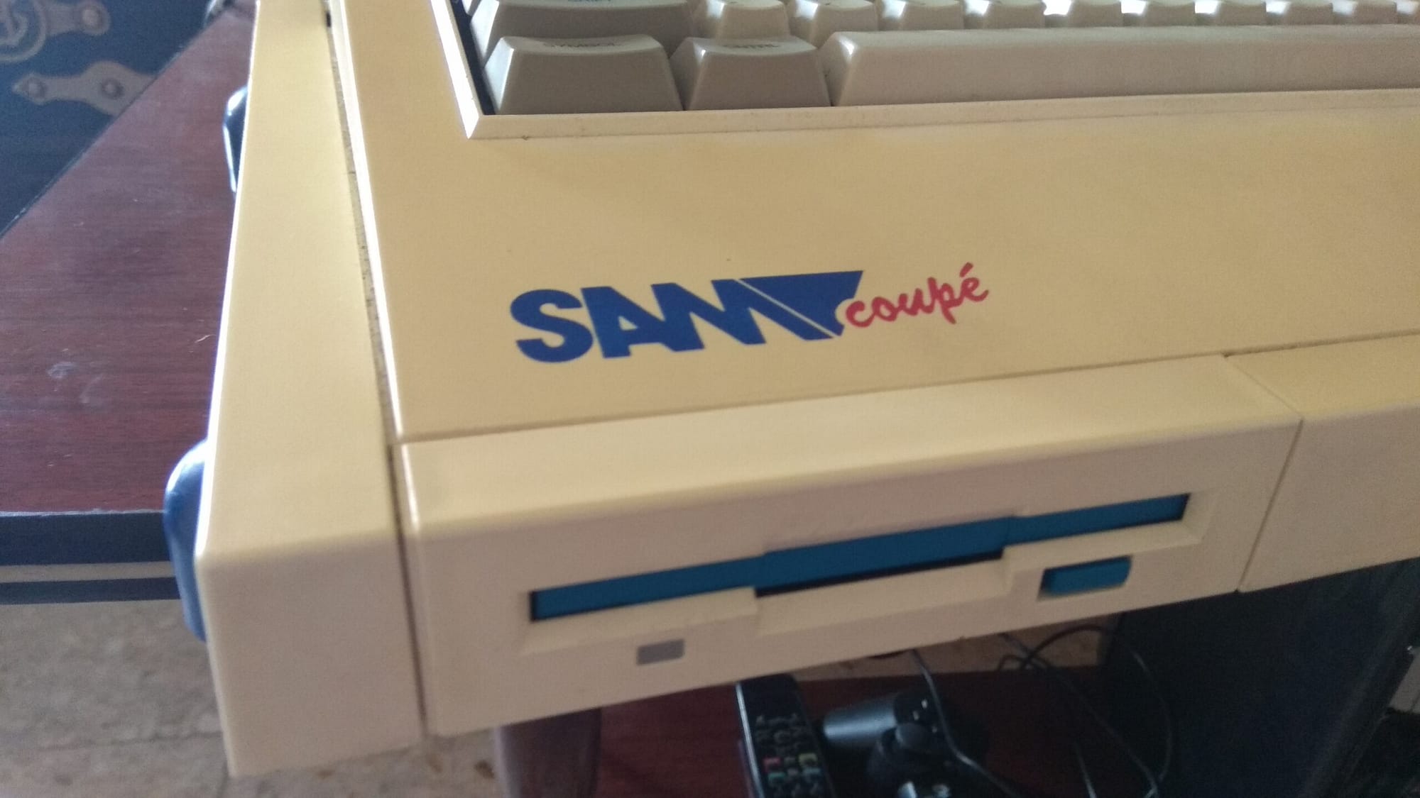 Sam Coupé detalle logo y disquetera