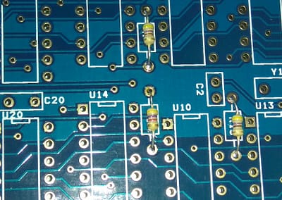 Resistencia de 4K7 soldada.