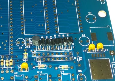 7 transistores A1175 + 1 transistor C557B. Este último es TO92 y lo coloqué porque faltaba en el kit, es compatible.