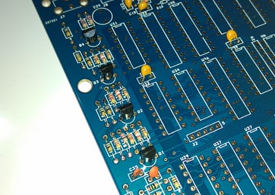 4 transistores BC548 para señales RGB y sincronismo.