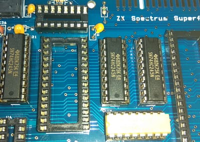 3 74HC245 insertados en zócalos.