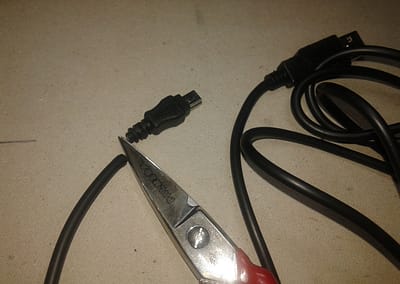 Corte cable USB.
