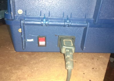 Insoladora detalle interruptor y conector IEC