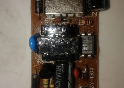 Vista de cara de componentes del cargador de móvil.