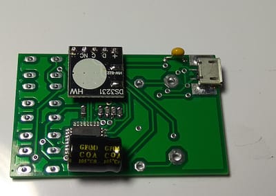 Condensadores, módulo DS3231 y conector micro USB soldados.
