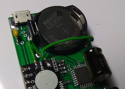Cableamos la alimentación de la pila botón CR2016 (o CR2032) al módulo RTC DS3231.