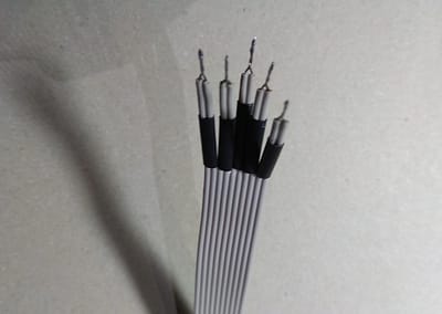 Detalle cable IDE con los hilos agrupados de 2 en 2 con los hilos trenzados cada 2 y con trozos de termoretráctil sueltos. Para conector KB1.