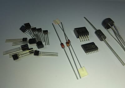 Elementos de montaje, transistores, diodos, regulador, rectificador y generador señal de vídeo.