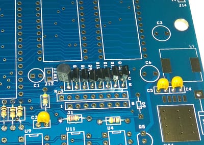 7 transistores A1175 + 1 transistor C557B. Este último es TO92 y lo coloqué porque faltaba en el kit, es compatible.