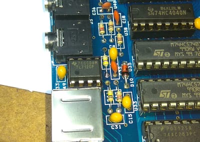 1 TL712 (amplificador operacional) insertado en zócalo.