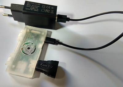 Conexionado del alimentador con su cable micro USB.