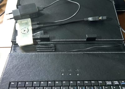 Detalle del conjunto conectado a un teclado USB.