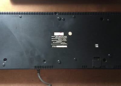 Vista posterior del Amstrad CPC6128, retiramos los tornillos.