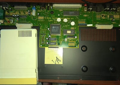 Vista completa del circuito del Sam Coupé y la disquetera.