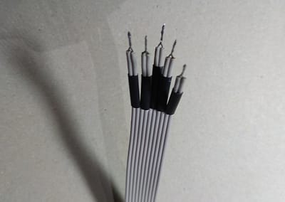 Detalle cable IDE con los hilos agrupados de 2 en 2 con los hilos trenzados cada 2 y con trozos de termoretráctil sueltos. Para conector KB1.
