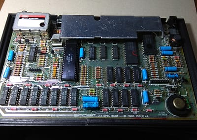 Vista de la placa original de la versión issue 4A del ZX Spectrum. sobre caja original.
