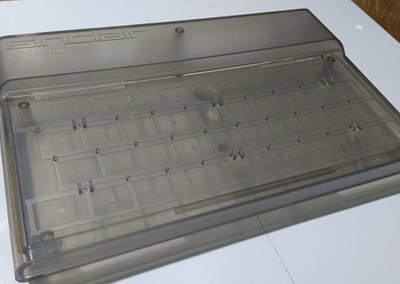 Detalle de la caja traslúcida usada. Se puede usar cualquier otra, original o impresa en 3D.