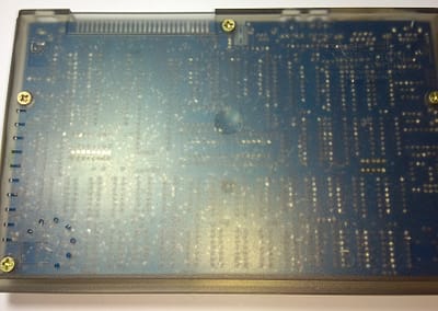 Vista inferior del ordenador, se observa el PCB a través de la caja traslúcida.