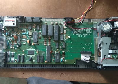 Retirados los tornillos inferiores, abrimos el teclado abatiendo hacía la izquierda como en el Amstrad CPC, pero teniendo la precaución de desenchufar el LED rojo del conector blanco situado en el centro del PCB a la derecha de todos los chips debajo del conector de alimentación.