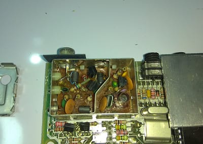 La tapa del modulador sale a presión, así podemos ver su circuitería.