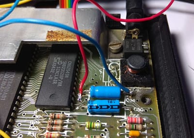 Soldamos los cables de alimentación del teclado a los correspondientes polos positivo y negativo del condensador C34