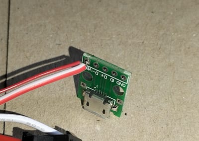 Sueldo el cable +5v de los LED y un trozo de cable que usaremos para alimentar el micro.