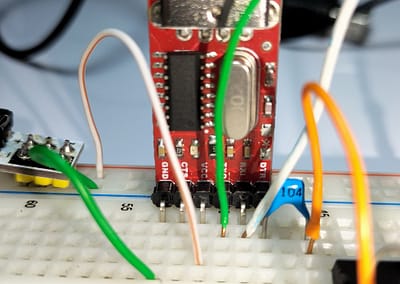 Vista del adaptador USB a TTL que he usado para programar el chip desde el IDE de arduino.