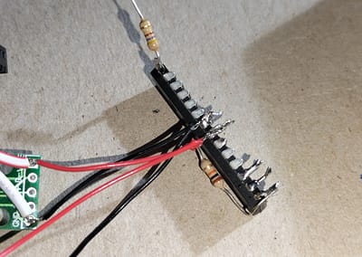 Soldamos el cable rojo al pin 7 (+5v) y el negro al 8 (GND)