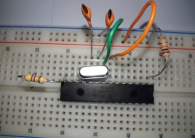 Placa de prototipos con cuarzo y condensadores (opcionales pero más sencillo de implementar en un PCB)