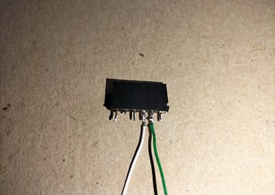 Sueldo sendos cables al conector, serán los TXO (blanco) y RXI (verde) del USB-TTL.